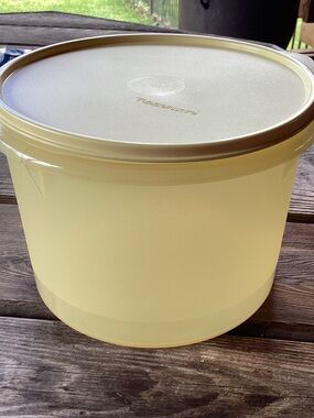 Tupperware Easter Basket Canister with Cariolier Handle - pale yellow